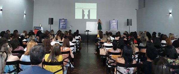 Palestra de Flávia Cipriani no II Café Educacional