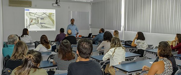 O diretor do IESPE, Walbet Vianna, realizando a abertura do evento. 