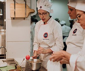 Alunos na aula prática da pós -graduação Nutrição e Gastronomia