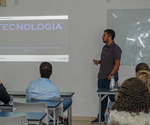  O professor Paulo Renato Vieira, ministrando a palestra na Aula Magna de arquitetura