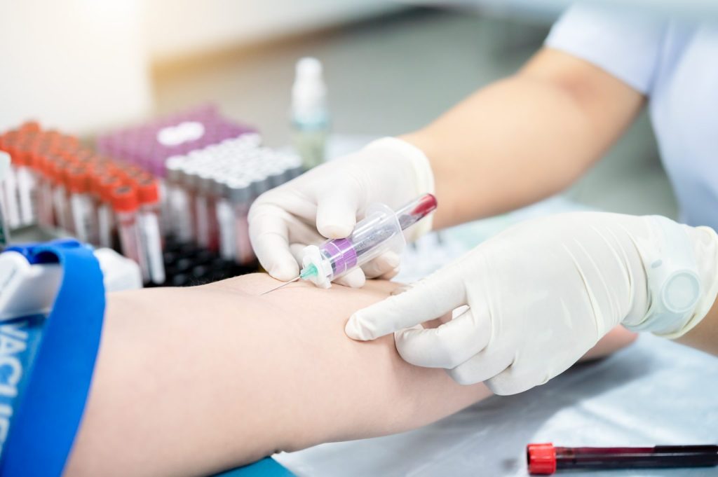 Coleta de sangue venoso e aplicação de medicamentos injetáveis