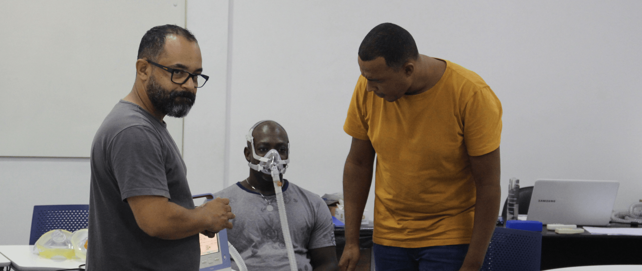 **Título (H1):** IESPE abre 20 turmas de pós-graduação em Enfermagem em Cuidados Intensivos **Meta descrição:** O IESPE está com 20 turmas abertas de pós-graduação em Enfermagem em Cuidados Intensivos. Especialize-se e avance na sua carreira na saúde. --- **IESPE amplia oportunidades com 20 turmas de Enfermagem em Cuidados Intensivos** A qualificação profissional na área da saúde é um dos principais caminhos para crescimento e destaque no mercado. Pensando nisso, o IESPE está com 20 turmas abertas de pós-graduação em Enfermagem em Cuidados Intensivos, ampliando o acesso à especialização para enfermeiros que desejam evoluir na carreira. Com uma proposta alinhada à prática clínica e às demandas reais do setor, o curso prepara profissionais para atuar com segurança em ambientes de alta complexidade, como UTIs e emergências. 💡 O IESPE é referência na formação prática de profissionais da saúde, oferecendo cursos conectados com o que o mercado realmente exige. --- **🩺 O que é a Enfermagem em Cuidados Intensivos?** A Enfermagem em Cuidados Intensivos é uma área voltada ao cuidado de pacientes em estado crítico, que necessitam de monitoramento constante e intervenções rápidas. Na prática, isso exige conhecimento técnico avançado, raciocínio clínico ágil e preparo emocional — competências essenciais para atuação em unidades de terapia intensiva e setores hospitalares complexos. --- **📈 Por que se especializar em Cuidados Intensivos?** A demanda por profissionais qualificados nessa área cresce continuamente. Hospitais e centros de saúde buscam enfermeiros preparados para lidar com situações críticas com precisão e segurança. Durante a pós-graduação, o profissional desenvolve habilidades essenciais para: ✔️ Atuação em UTIs ✔️ Atendimento em urgência e emergência ✔️ Monitoramento de pacientes críticos ✔️ Tomada de decisão clínica 👉 Hoje, a especialização deixou de ser um diferencial e se tornou um requisito para quem deseja se destacar na enfermagem. --- **👩‍⚕️ Para quem é a pós-graduação do IESPE?** O curso é indicado para enfermeiros que desejam: ✔️ Atuar em ambientes hospitalares de alta complexidade ✔️ Desenvolver habilidades em cuidados intensivos ✔️ Crescer profissionalmente na área da saúde ✔️ Aumentar sua empregabilidade e renda --- **🔬 O que você vai aprender na prática?** Com uma abordagem focada na aplicação real, a pós-graduação do IESPE oferece uma formação completa: ⚙️ Fundamentos dos cuidados intensivos Base teórica para decisões clínicas seguras 🩺 Monitorização e suporte ao paciente crítico Domínio de técnicas e protocolos atualizados ⚠️ Intervenções em situações de risco Atuação rápida e eficiente em cenários críticos 🧠 Integração entre teoria e prática Preparação para a rotina hospitalar --- **💼 Um diferencial que impacta sua carreira (e sua renda)** Investir na especialização em Cuidados Intensivos traz benefícios diretos para a carreira: ✔️ Maior valorização profissional ✔️ Ampliação das oportunidades de trabalho ✔️ Segurança na prática clínica ✔️ Possibilidade de melhores remunerações 👉 Em um mercado competitivo, profissionais especializados têm mais destaque e crescimento. --- **🏥 Atuação em diferentes contextos da saúde** Um dos grandes diferenciais da formação é a possibilidade de atuação em diversos cenários: ✔️ Unidades de Terapia Intensiva (UTI) ✔️ Pronto atendimento e emergência ✔️ Hospitais de alta complexidade ✔️ Serviços especializados em cuidados críticos Essa versatilidade amplia o campo de atuação e acompanha as novas demandas da área da saúde. --- **🎓 Aprendizado com foco no mercado real** A pós-graduação conta com coordenação do professor Pablo Correa, garantindo uma formação alinhada às exigências atuais e às práticas mais modernas da área da saúde. --- **💙 Quer crescer na Enfermagem e se destacar no mercado?** Se você busca evolução profissional, mais segurança na prática clínica e novas oportunidades, essa é a sua chance. 👉 As 20 turmas abertas de Enfermagem em Cuidados Intensivos do IESPE ampliam o acesso à especialização e facilitam sua jornada de crescimento. 🚀 Garanta sua vaga e dê o próximo passo na sua carreira na enfermagem — com potencial real de valorização e desenvolvimento profissional. --- **Palavras-chave (SEO):** IESPE, Enfermagem em Cuidados Intensivos, pós-graduação enfermagem UTI, especialização em enfermagem, curso IESPE enfermagem, carreira na enfermagem, qualificação profissional saúde