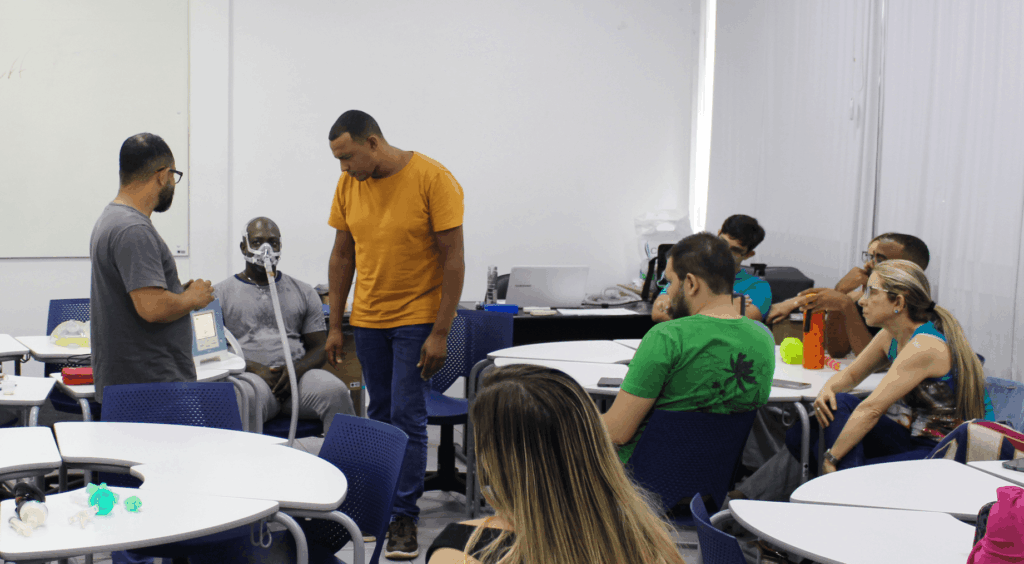 **Título (H1):** IESPE abre 20 turmas de pós-graduação em Enfermagem em Cuidados Intensivos **Meta descrição:** O IESPE está com 20 turmas abertas de pós-graduação em Enfermagem em Cuidados Intensivos. Especialize-se e avance na sua carreira na saúde. --- **IESPE amplia oportunidades com 20 turmas de Enfermagem em Cuidados Intensivos** A qualificação profissional na área da saúde é um dos principais caminhos para crescimento e destaque no mercado. Pensando nisso, o IESPE está com 20 turmas abertas de pós-graduação em Enfermagem em Cuidados Intensivos, ampliando o acesso à especialização para enfermeiros que desejam evoluir na carreira. Com uma proposta alinhada à prática clínica e às demandas reais do setor, o curso prepara profissionais para atuar com segurança em ambientes de alta complexidade, como UTIs e emergências. 💡 O IESPE é referência na formação prática de profissionais da saúde, oferecendo cursos conectados com o que o mercado realmente exige. --- **🩺 O que é a Enfermagem em Cuidados Intensivos?** A Enfermagem em Cuidados Intensivos é uma área voltada ao cuidado de pacientes em estado crítico, que necessitam de monitoramento constante e intervenções rápidas. Na prática, isso exige conhecimento técnico avançado, raciocínio clínico ágil e preparo emocional — competências essenciais para atuação em unidades de terapia intensiva e setores hospitalares complexos. --- **📈 Por que se especializar em Cuidados Intensivos?** A demanda por profissionais qualificados nessa área cresce continuamente. Hospitais e centros de saúde buscam enfermeiros preparados para lidar com situações críticas com precisão e segurança. Durante a pós-graduação, o profissional desenvolve habilidades essenciais para: ✔️ Atuação em UTIs ✔️ Atendimento em urgência e emergência ✔️ Monitoramento de pacientes críticos ✔️ Tomada de decisão clínica 👉 Hoje, a especialização deixou de ser um diferencial e se tornou um requisito para quem deseja se destacar na enfermagem. --- **👩‍⚕️ Para quem é a pós-graduação do IESPE?** O curso é indicado para enfermeiros que desejam: ✔️ Atuar em ambientes hospitalares de alta complexidade ✔️ Desenvolver habilidades em cuidados intensivos ✔️ Crescer profissionalmente na área da saúde ✔️ Aumentar sua empregabilidade e renda --- **🔬 O que você vai aprender na prática?** Com uma abordagem focada na aplicação real, a pós-graduação do IESPE oferece uma formação completa: ⚙️ Fundamentos dos cuidados intensivos Base teórica para decisões clínicas seguras 🩺 Monitorização e suporte ao paciente crítico Domínio de técnicas e protocolos atualizados ⚠️ Intervenções em situações de risco Atuação rápida e eficiente em cenários críticos 🧠 Integração entre teoria e prática Preparação para a rotina hospitalar --- **💼 Um diferencial que impacta sua carreira (e sua renda)** Investir na especialização em Cuidados Intensivos traz benefícios diretos para a carreira: ✔️ Maior valorização profissional ✔️ Ampliação das oportunidades de trabalho ✔️ Segurança na prática clínica ✔️ Possibilidade de melhores remunerações 👉 Em um mercado competitivo, profissionais especializados têm mais destaque e crescimento. --- **🏥 Atuação em diferentes contextos da saúde** Um dos grandes diferenciais da formação é a possibilidade de atuação em diversos cenários: ✔️ Unidades de Terapia Intensiva (UTI) ✔️ Pronto atendimento e emergência ✔️ Hospitais de alta complexidade ✔️ Serviços especializados em cuidados críticos Essa versatilidade amplia o campo de atuação e acompanha as novas demandas da área da saúde. --- **🎓 Aprendizado com foco no mercado real** A pós-graduação conta com coordenação do professor Pablo Correa, garantindo uma formação alinhada às exigências atuais e às práticas mais modernas da área da saúde. --- **💙 Quer crescer na Enfermagem e se destacar no mercado?** Se você busca evolução profissional, mais segurança na prática clínica e novas oportunidades, essa é a sua chance. 👉 As 20 turmas abertas de Enfermagem em Cuidados Intensivos do IESPE ampliam o acesso à especialização e facilitam sua jornada de crescimento. 🚀 Garanta sua vaga e dê o próximo passo na sua carreira na enfermagem — com potencial real de valorização e desenvolvimento profissional. --- **Palavras-chave (SEO):** IESPE, Enfermagem em Cuidados Intensivos, pós-graduação enfermagem UTI, especialização em enfermagem, curso IESPE enfermagem, carreira na enfermagem, qualificação profissional saúde