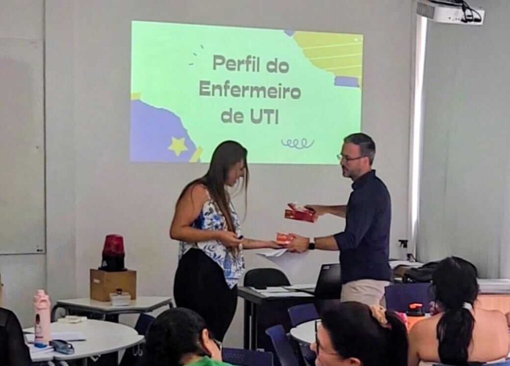Construção de UTI, Quiz e Estudo de Caso na Pós-Graduação de Enfermagem em Cuidados Intensivos